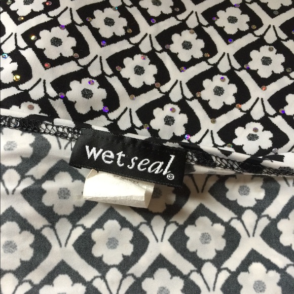 WET SEAL butterfly sleeve top - Picture 6 of 6